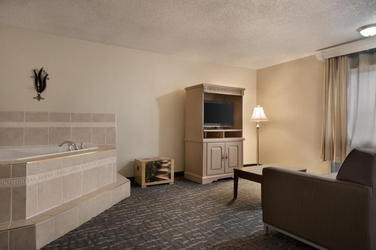 Baymont By Wyndham Des Moines North Hotel Exterior foto